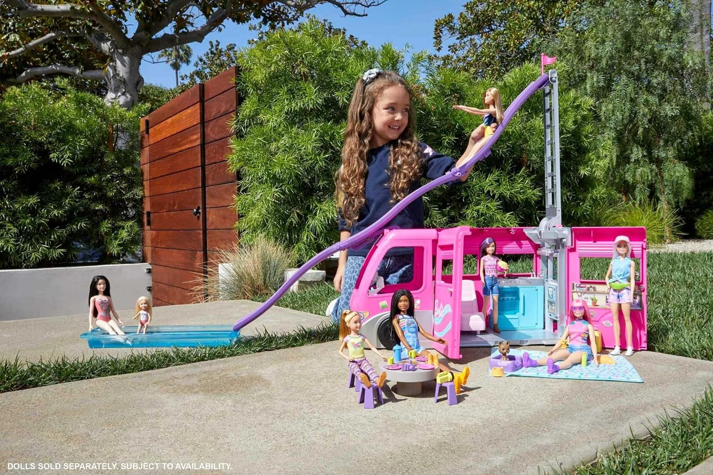 Playset, toy vehicle, comes with 60 accessories including furniture, swimming pool and 30-inch slide